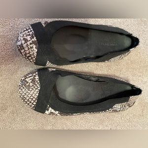 adam tucker women’s snakeskin flats - 8m